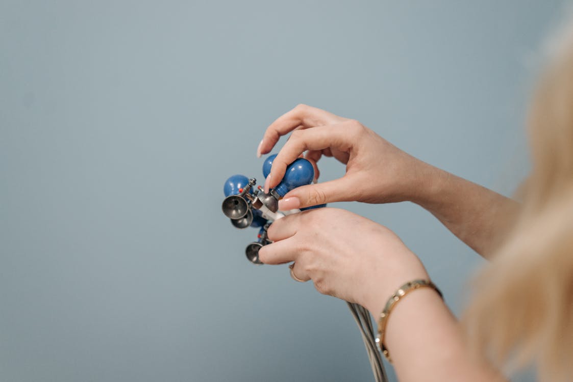 رسم توضيحي للغدد الصماء في جسم الإنسان